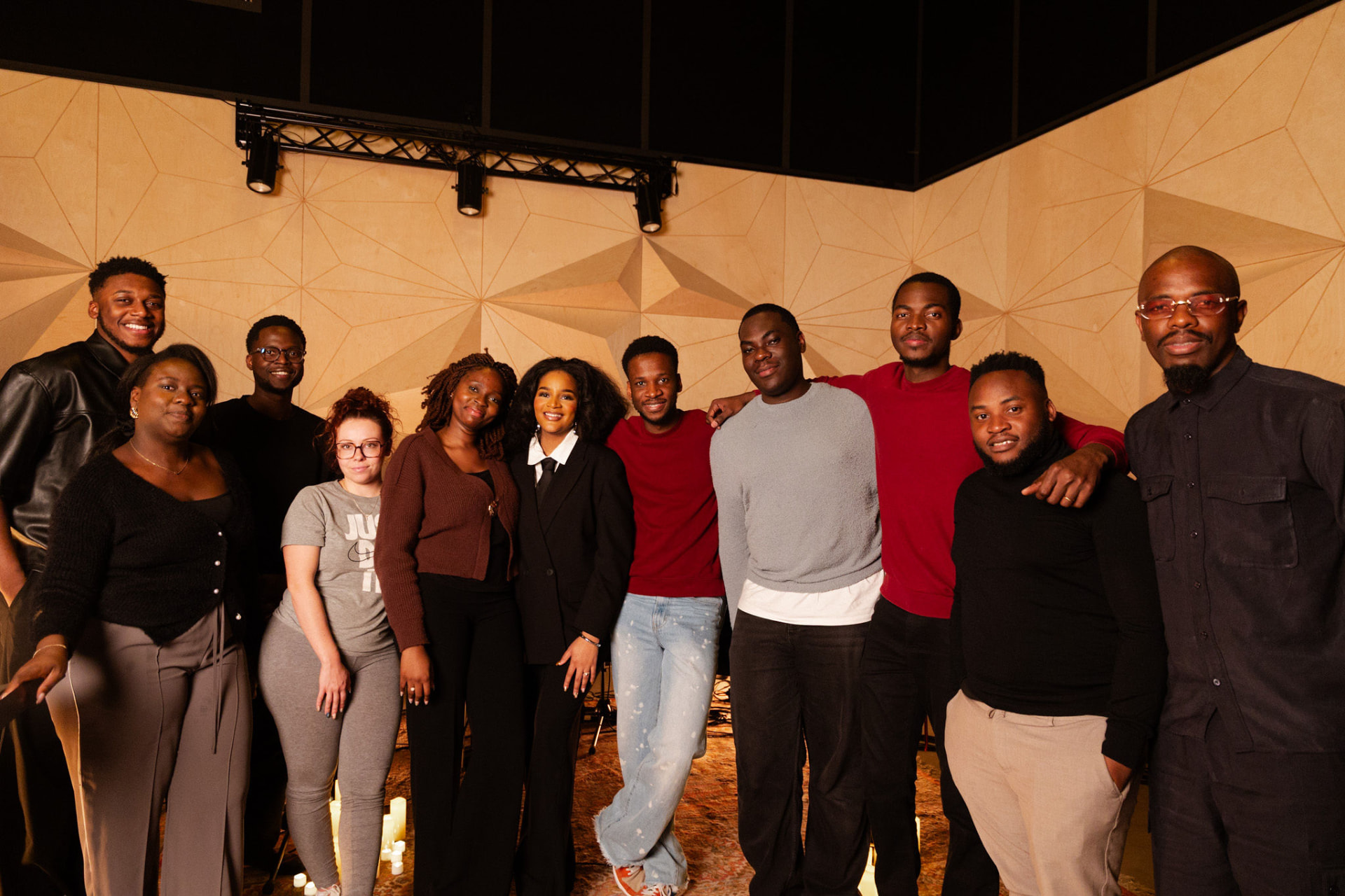 L'équipe Lambano Music réunie sur le plateau après une session