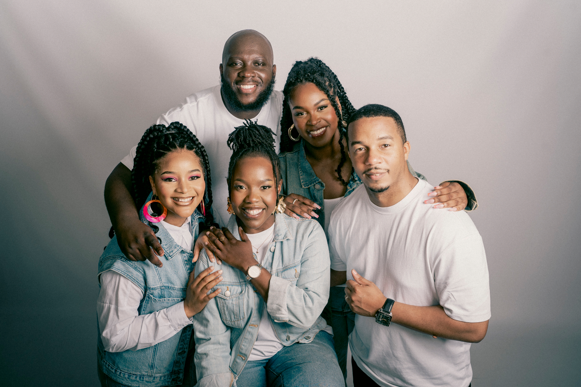 Portrait studio de groupe des artistes Lambano