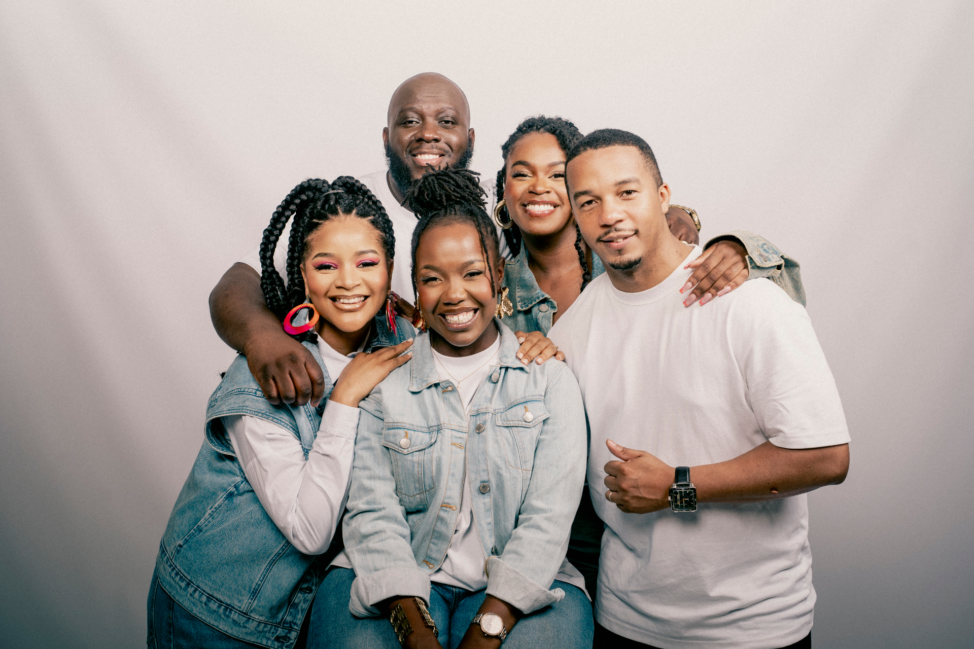Portrait studio de groupe des artistes Lambano