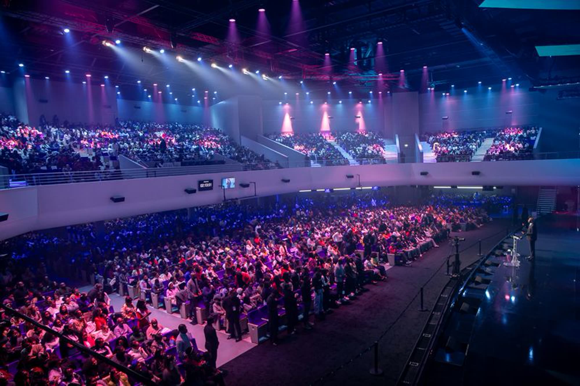 Salle de conférence d'Impact Centre Chrétien remplie de milliers de participants